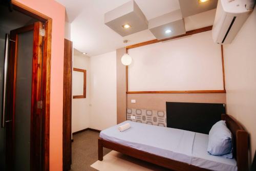 Ένα ή περισσότερα κρεβάτια σε δωμάτιο στο Villa Rosita Hotel Naga City by RedDoorz