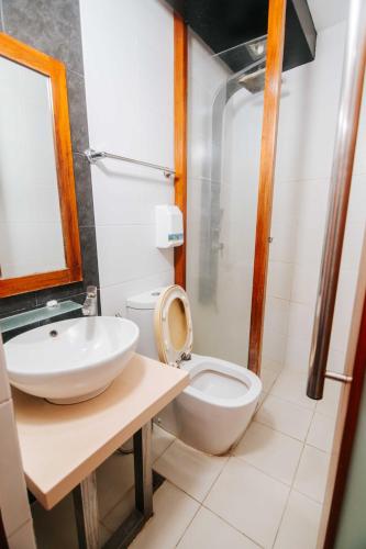 Ένα μπάνιο στο Villa Rosita Hotel Naga City by RedDoorz