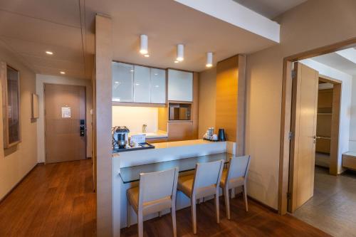 Kuchyň nebo kuchyňský kout v ubytování Saifi Suites Hotel