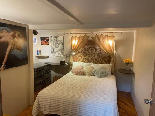 1 dormitorio con cama blanca y cabecero en Vila Maria, en Brooklyn