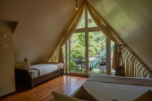 En eller flere senge i et værelse på Trishuli Villa