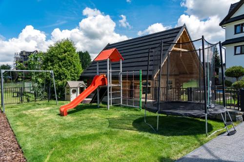 plac zabaw przed domem ze zjeżdżalnią w obiekcie Dom Wczasowy U Eli - ruska bania, sauna na wyłączność, basen podgrzewany w mieście Białka Tatrzanska