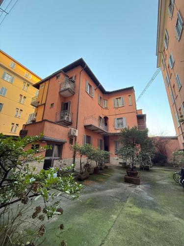 ein großes Backsteingebäude mit Bäumen in einem Innenhof in der Unterkunft Casa Celeste b&b Navigli in Mailand