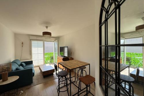 un salon avec un canapé et une table dans l'établissement T2 well equipped with balcony in Caen, à Caen