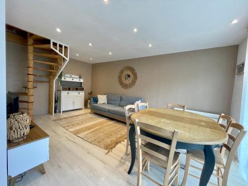 un salon avec une table et un canapé dans l'établissement Welcome to Lacanau, à Lacanau
