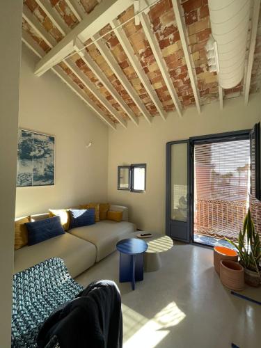 a living room with a couch and a table at Can Bo in Villajoyosa