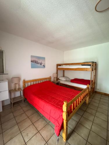 Katil atau katil-katil dalam bilik di GÎTE AU PIED PISTES LA QUILLANE
