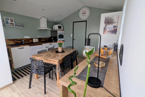 une cuisine avec une table et une salle à manger dans l'établissement Vacation house between port and beach with garage, à Les Sables-dʼOlonne