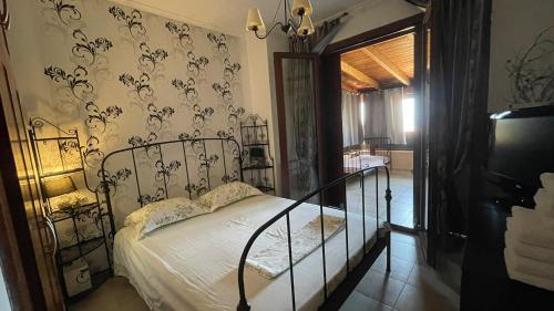 Un dormitorio con una cama con estructura de hierro forjado. en Ira's House Afitos, en Afitos
