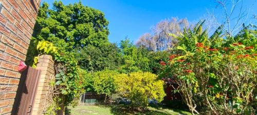 Ein Garten an der Unterkunft WinOne on 4 Chantecler