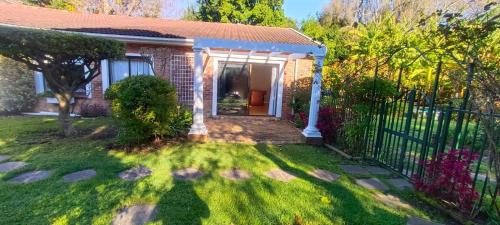 Ein Garten an der Unterkunft WinOne on 4 Chantecler