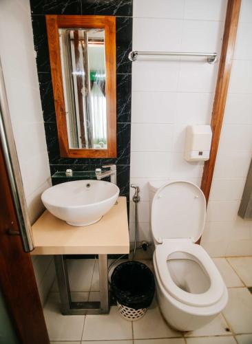 Ένα μπάνιο στο Villa Rosita Hotel Naga City by RedDoorz
