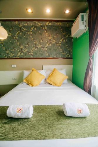 Ένα ή περισσότερα κρεβάτια σε δωμάτιο στο Villa Rosita Hotel Naga City by RedDoorz