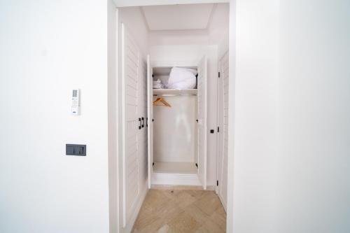 a hallway with white walls and a white closet at Appart En Plein de Centre Ville Proche de Tout in Tangier