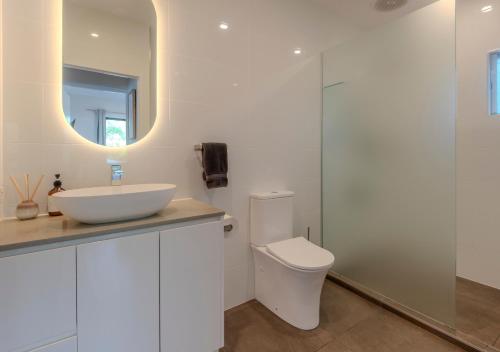 Ένα μπάνιο στο 3 Bedroom Villa, Great Views, Buggy Hamilton Island