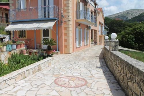 a stone walk way in front of a building at Victoria's Apartments in Dilin&aacute;ta