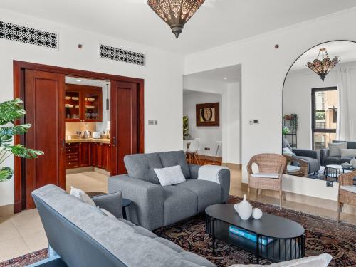 Spacious 2BR Steps from Downtown