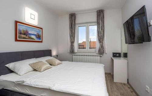 En eller flere senge i et værelse på Studio Apartment Estate 3 - Krk by Villas Guide