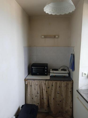 La cuisine est équipée d'un comptoir, d'un grille-pain et d'un four micro-ondes. dans l'établissement studio dans monastère, à Clermont-lʼHérault