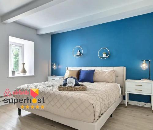 a bedroom with a blue accent wall and a bed at Cozy 2BR - 2 King Beds & 2 Parking - 8min to Old Town in Quebec City