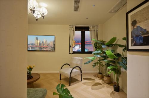 a living room with a chair and a window at Chongqing Shangshanzhu Riverside View Homestay in Chongqing