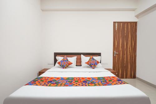 Postel nebo postele na pokoji v ubytování FabHotel Urban Villa