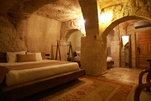 Ένα ή περισσότερα κρεβάτια σε δωμάτιο στο Noah's Ark Cave Hotel