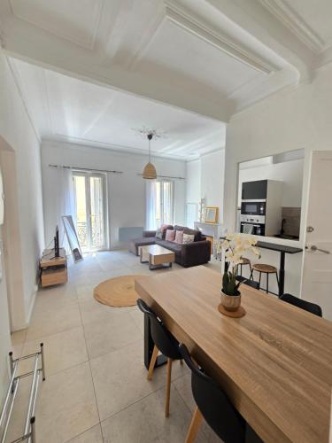 un salon avec une table et un canapé dans l'établissement Charmant T3 à Marseille-Joliette, à Marseille