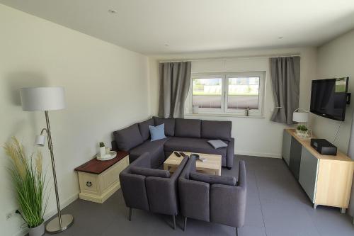 WesthofにあるFerienwohnung Kalleのソファとテレビのあるリビングルーム