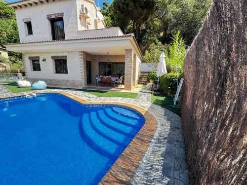 Afbeelding uit fotogalerij van VILLA SOL Y MAR - Modern luxury with pool y sea view in Lloret de Mar