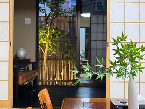 1-minute walk to Keihan Fushi mi Inari St ation 5-minute walk to Fushi mi Inari T aisha