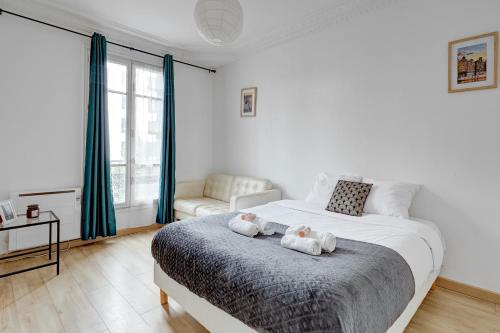 une chambre avec un lit avec deux animaux en peluche dessus dans l'établissement 121 - 4 Personnes Jeux Olympiques Stade de France, à Aubervilliers