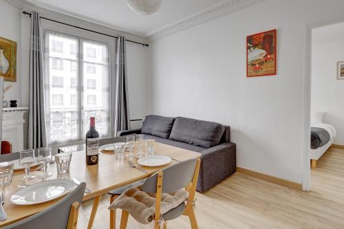 un salon avec une table et un canapé dans l'établissement 121 - 4 Personnes Jeux Olympiques Stade de France, à Aubervilliers