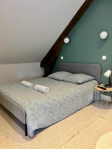 une chambre avec un lit avec deux serviettes dessus dans l'établissement La maison de Joséphine, à 200m de la plage, à Saint-Aubin-sur-Mer