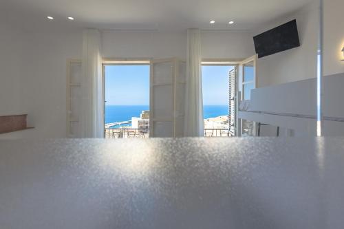シャッカにあるRoom Castel Perolloの白いキッチン(海の景色を望む)