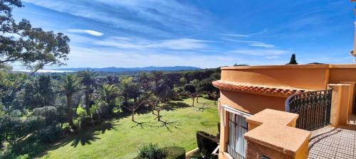 une vue depuis le balcon d'une maison dans l'établissement Spacious T3 with balcony - beautiful sea view, à Saint-Raphaël