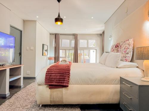Postel nebo postele na pokoji v ubytování Amoris Guest House In Sandton