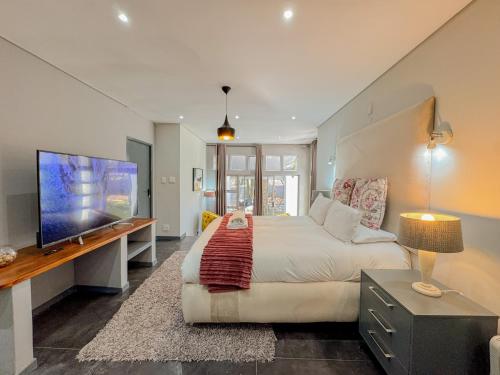 TV a/nebo společenská místnost v ubytování Amoris Guest House In Sandton