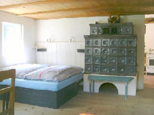 a bedroom with a bed and a chest of drawers at Ferienwohnung Terwey in Geisenhausen
