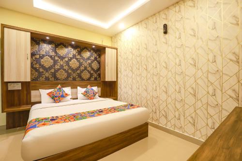Una cama o camas en una habitación de FabHotel Joy Residency