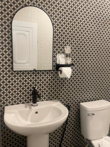 Natcha Hotel and Residenceにあるバスルーム