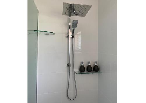 Ένα μπάνιο στο 3 Bedroom Villa, Great Views, Buggy Hamilton Island