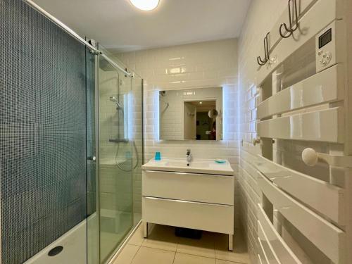Chemin des Iles في أنتيب: حمام أبيض اللون مزود بحوض غسيل ودش