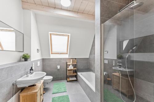 a bathroom with a sink and a toilet and a shower at Nexstay Zentral für bis zu 6 nähe Bahnhof in Neumarkt in der Oberpfalz