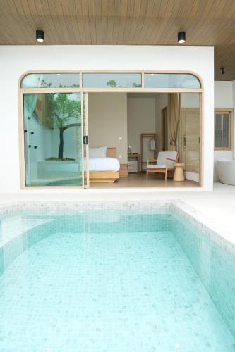 a swimming pool in a house with a bedroom at Bangsaen Casa Riva in Bangsaen