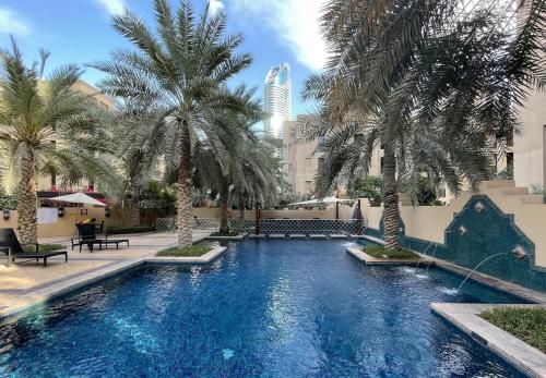 Dubai 2BR Pool View, Near Burj Khalifa, Canal & Attractions