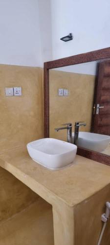 Pahali في بويجو: حمام به حوضان ومرآة كبيرة