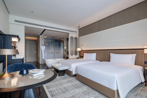 Ein Bett oder Betten in einem Zimmer der Unterkunft InterContinental Hotels Yining by IHG