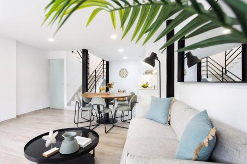 a living room with a couch and a table at Sunnyland Teresitas beach house in San Andrés