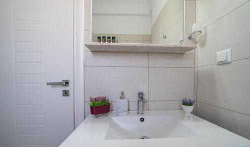 Avra Villa with Sunset View & Hot Tub in Oia